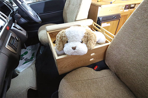 「ハイエース用ペット専用台 TARO」— 大切な愛犬といつでも一緒に！🚐🐶
